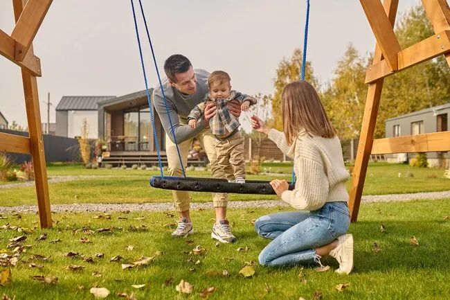 Bố mẹ vui đùa cùng con cũng là một cách tạo dáng tuyệt vời cho cách chụp ảnh picnic