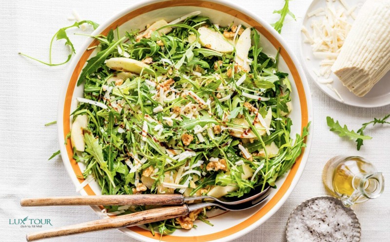 Salad trộn rau củ là món ăn lành mạnh cho chuyến đi