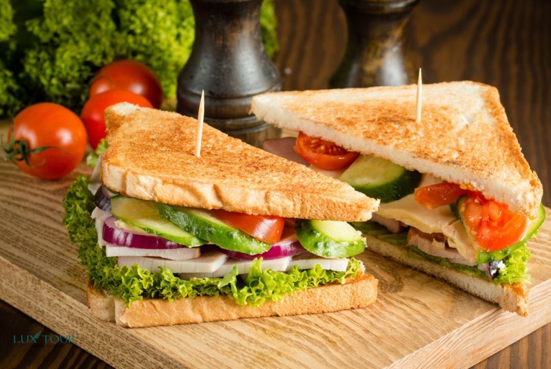 Nếu bạn chưa biết đi dã ngoại ăn gì, thì bánh mì sandwich là lựa chọn lý tưởng